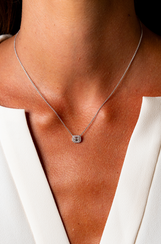 Colar de Cruz em Ouro Branco com Diamantes