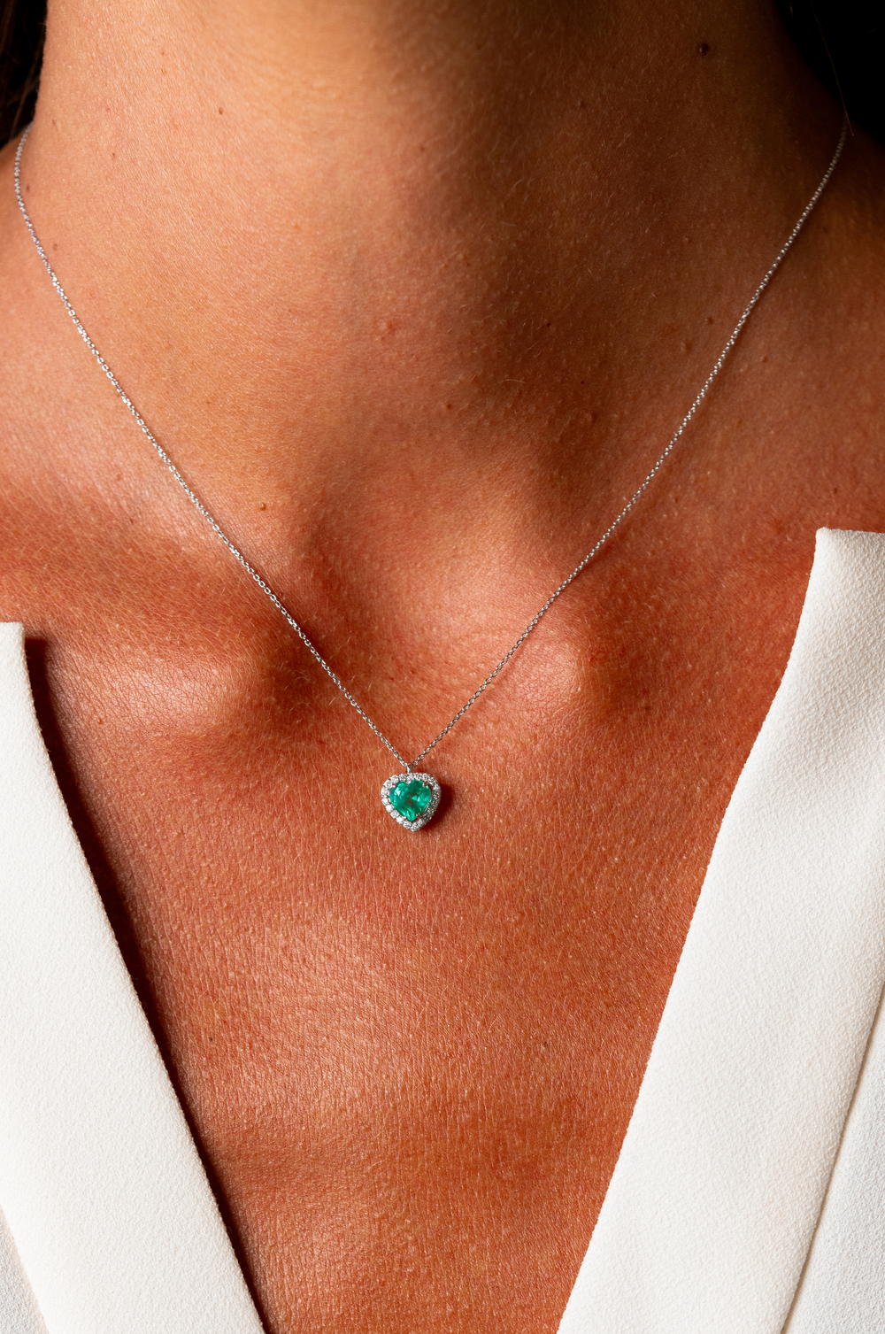 Heart White Gold Necklace with Diamonds and Emerald