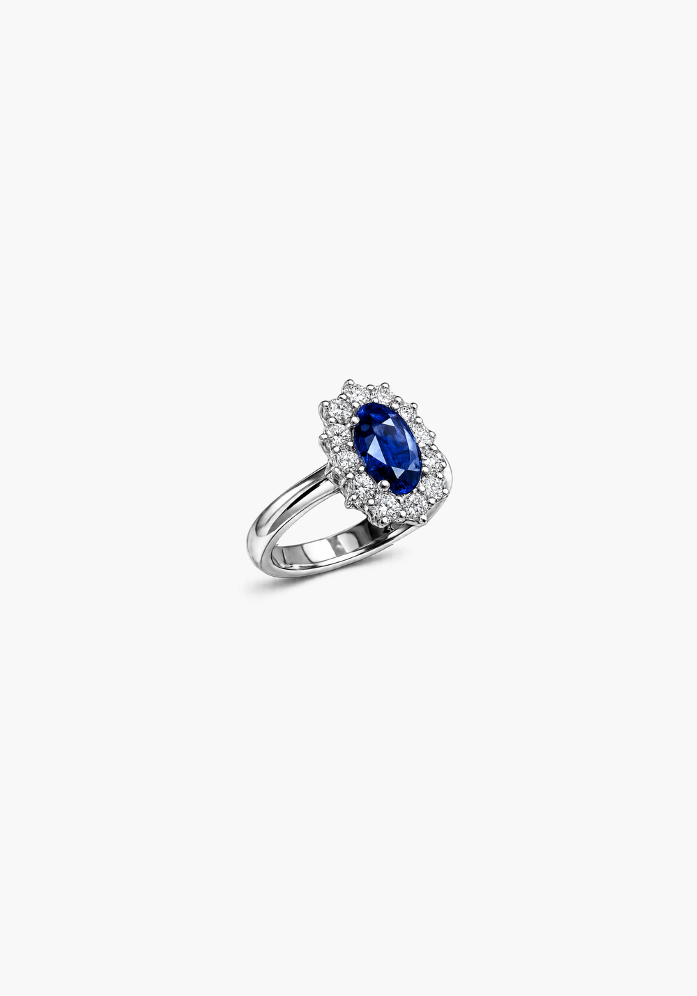 Anel de noivado em ouro branco com diamantes e safira