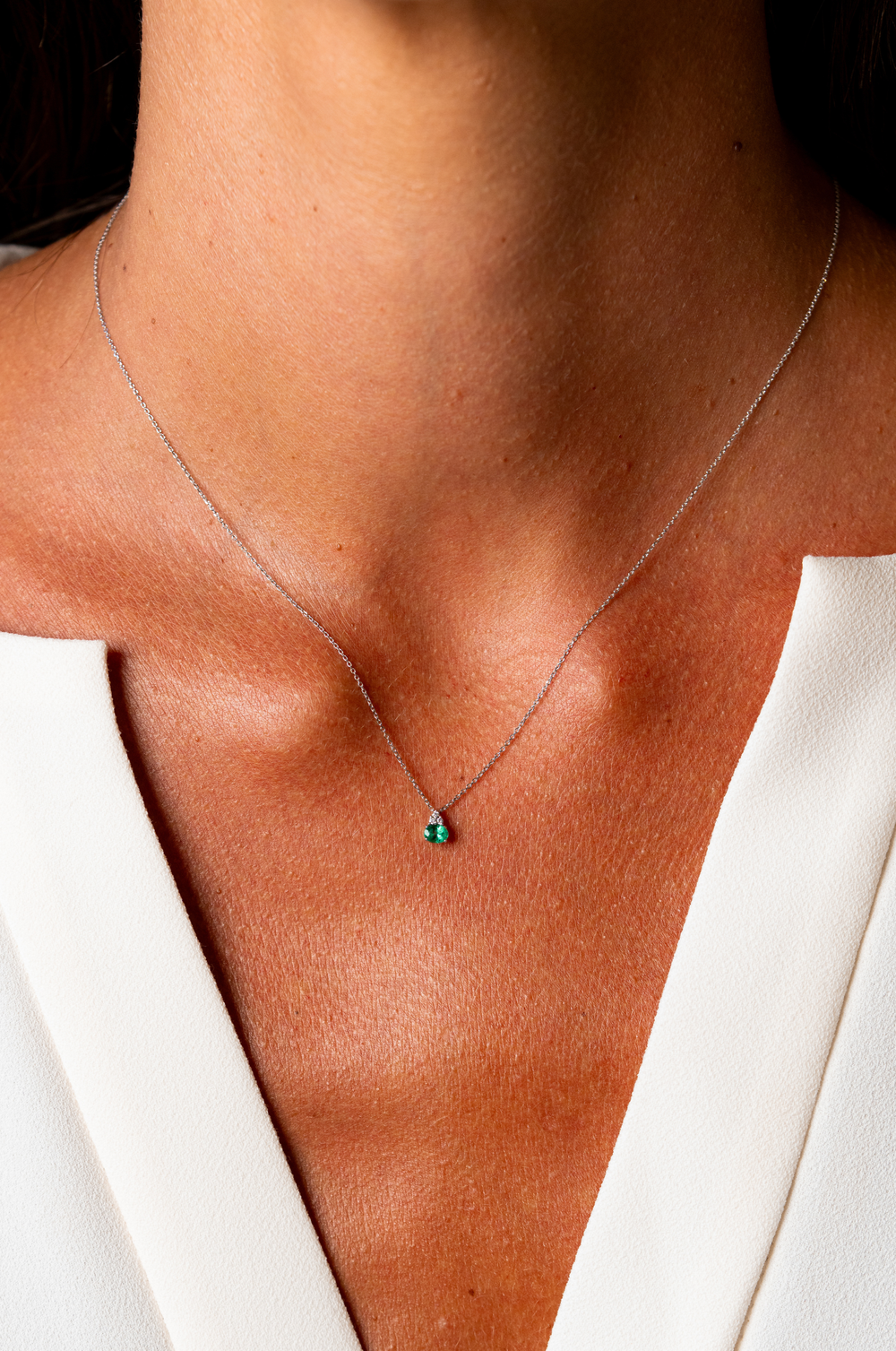 White Gold Necklace with Diamonds and Emerald