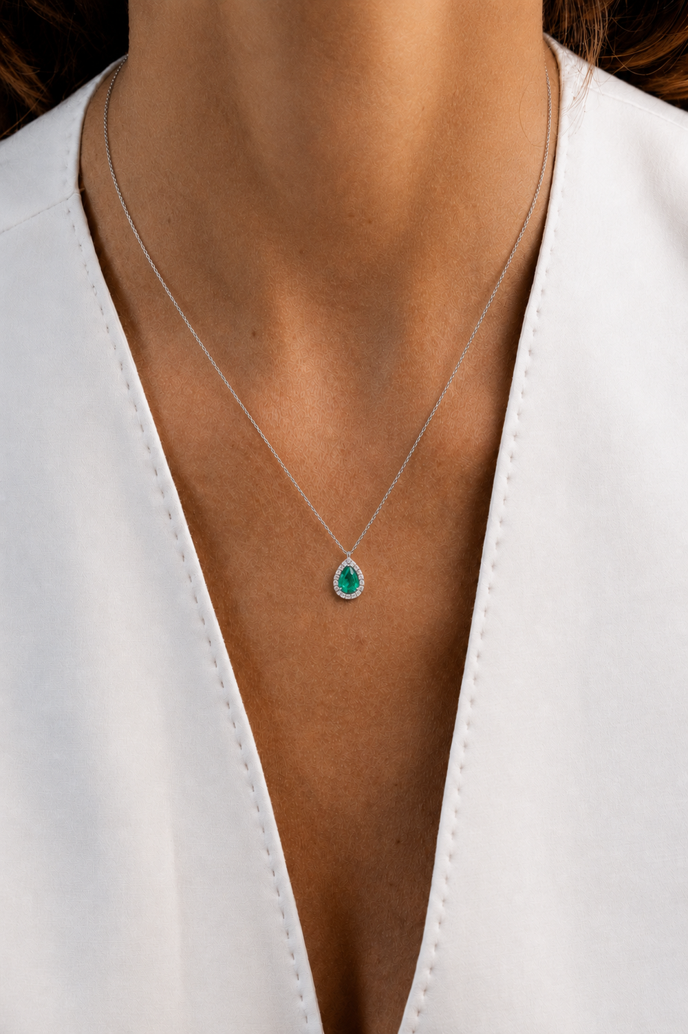 Drop White Gold Necklace with Diamonds and Emerald