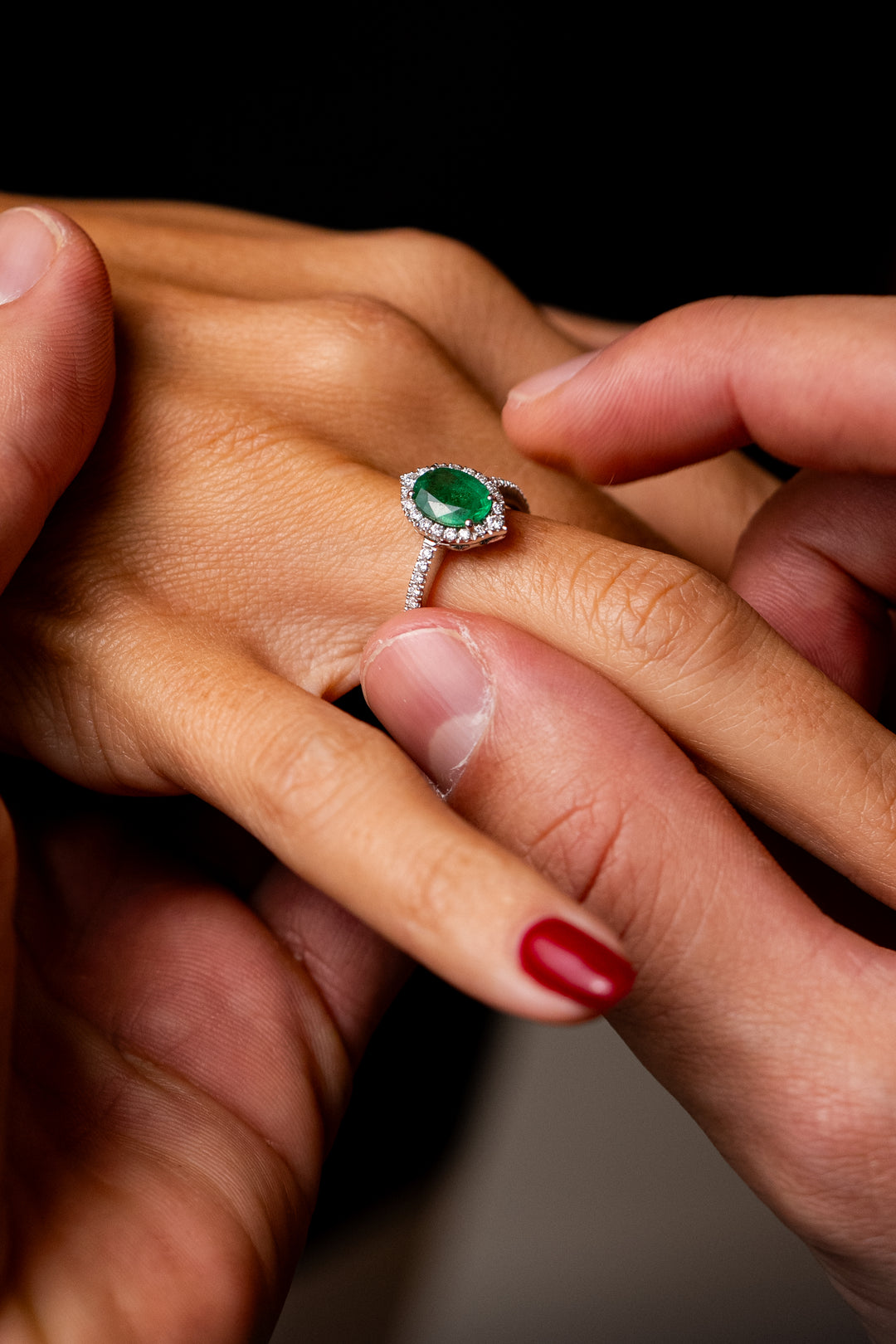 Anel de noivado em ouro branco com diamantes e esmeralda
