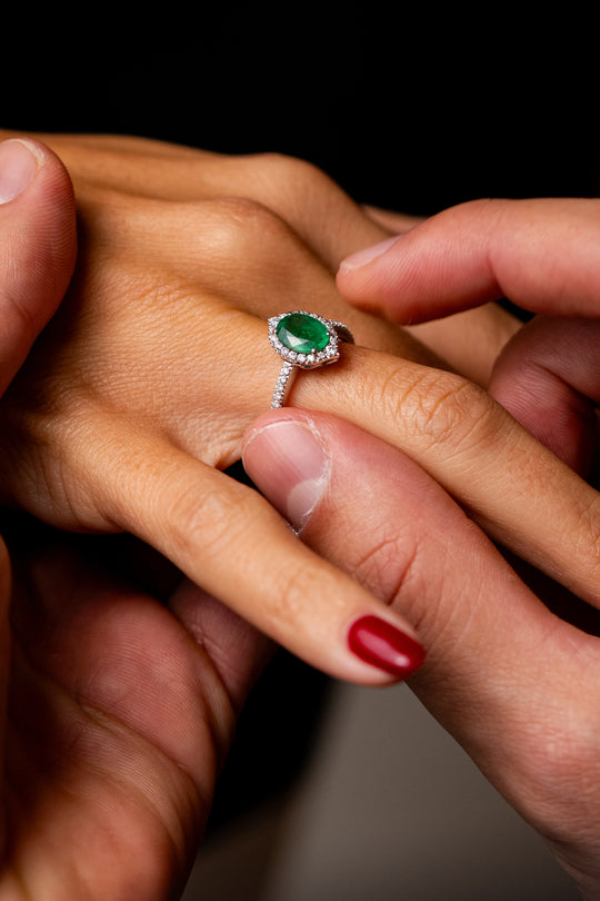 Anel de noivado em ouro branco com diamantes e esmeralda