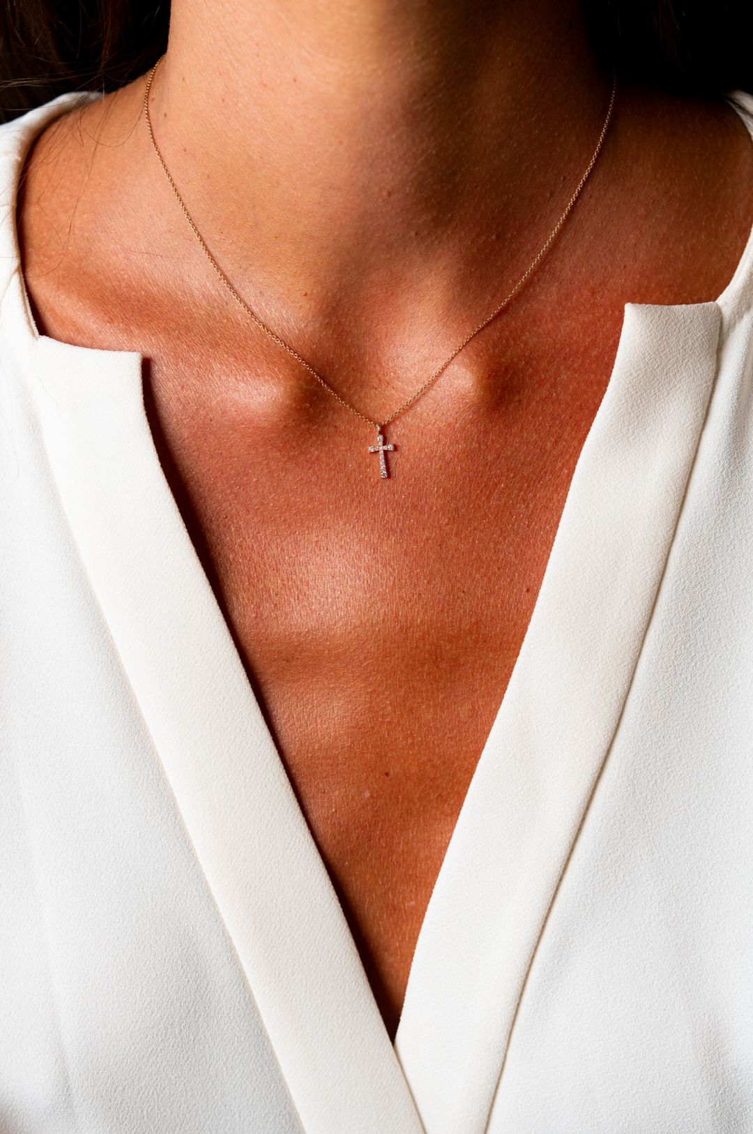 Colar cruz em ouro rosa com diamantes