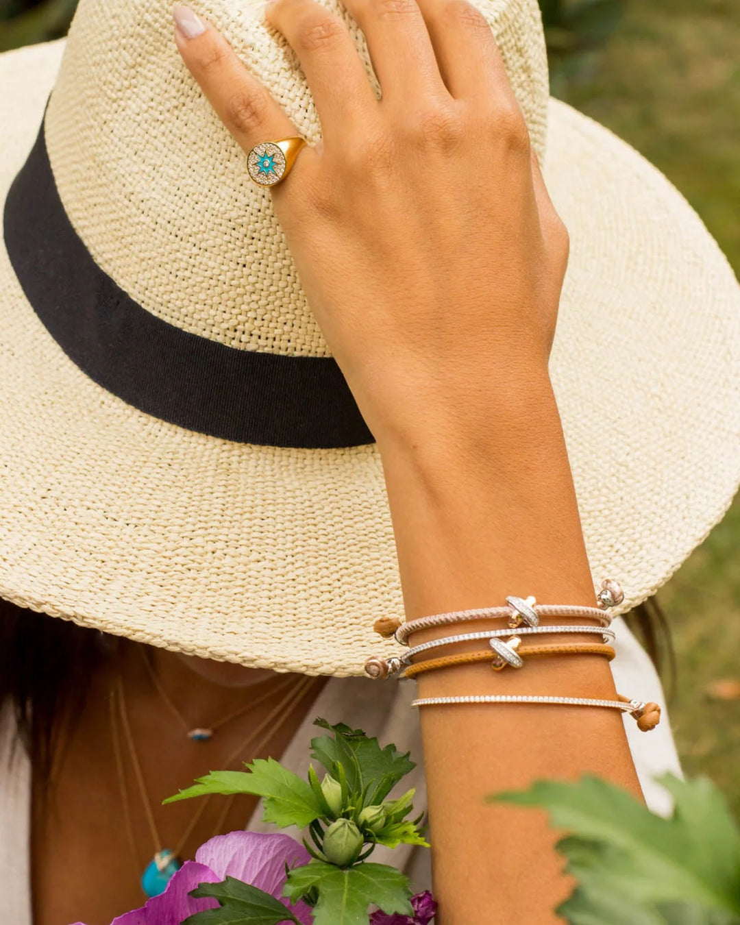 Bracelete de Couro com Cruz de Diamantes